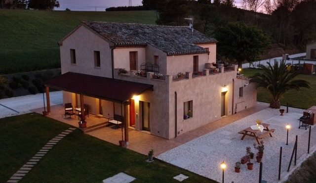 Montefiore House 13 - Sunflowers. Farmhouse in the Marche countryside
