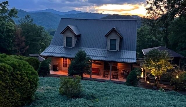 Mountain Cabin, Screen Porch, Hot Tub, Jacuzzi Tub, WiFi
