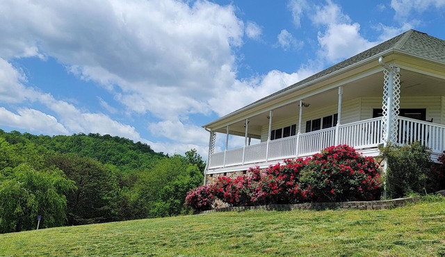 Mountain Retreat. Relax and Recharge. Spacious House with Sunny Terrace. Views