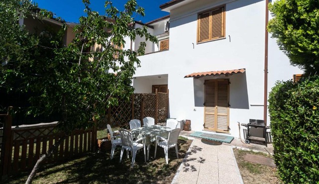 N039 - Numana, villa con giardino a due passi dal mare