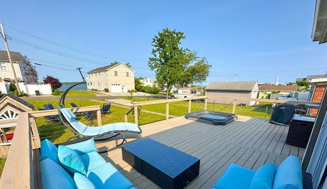 New Private Luxury Home With Waterfront and outdoor jacuzzi
