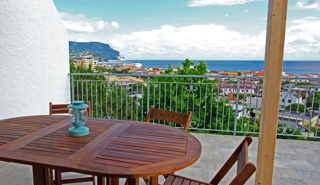 Nice 6 two-roomed studio apartments with sea view / front