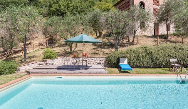 Nice apartment in villa with WIFI, pool, TV, patio, pets allowed and panoramic view, close to Lu.