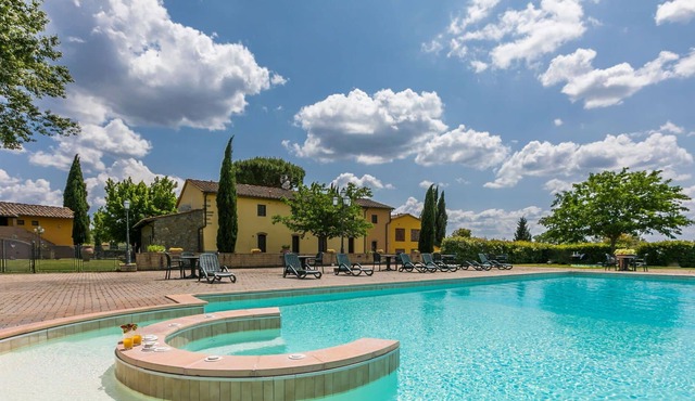 Nice apartment in villa for 4 people with pool, A/C, WIFI, TV and parking