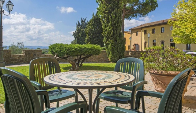 Nice apartment in villa for 6 people with pool, A/C, WIFI, TV and parking