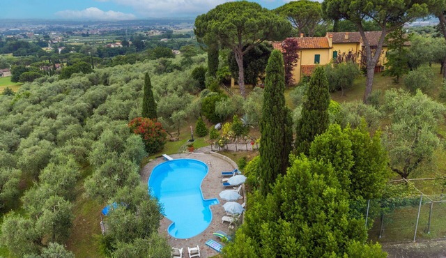 Nice apartment in villa for 6 people with WIFI, private pool, TV, patio and pets allowed