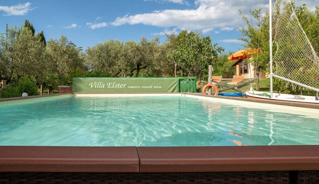 Nice apartment in villa for 5 guests with pool, WIFI, TV, terrace, pets allowed and parking