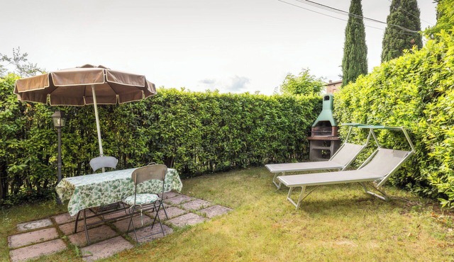 Nice apartment in villa with pool, WIFI, A/C, TV, terrace and panoramic view, close to San Gimig.