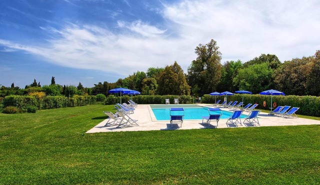 Nice apartment in villa with WIFI, pool, A/C, TV, veranda and panoramic view, close to San Gimig.