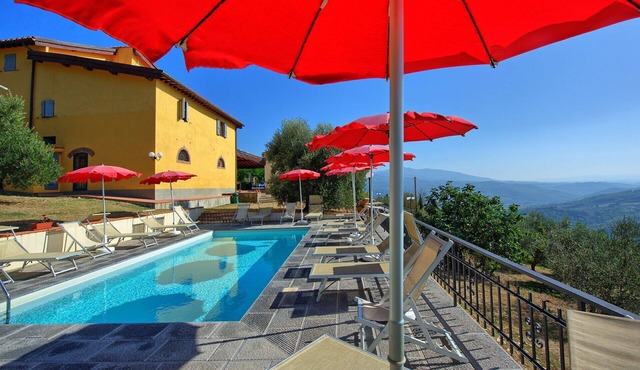 Nice apartment in villa for 4 guests with A/C, WIFI, pool, TV, patio and pets allowed