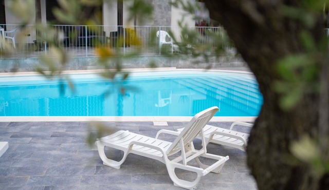 Nice apartment in villa for 4 people with WIFI, pool, A/C, TV, patio and pets allowed