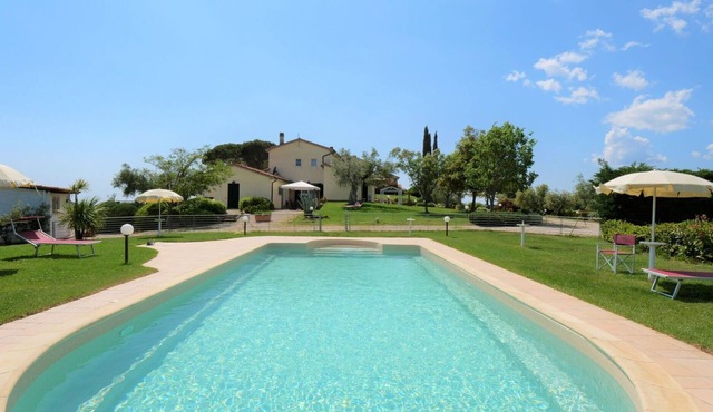 Nice apartment in villa for 6 people with pool, WIFI, TV, terrace, pets allowed and parking