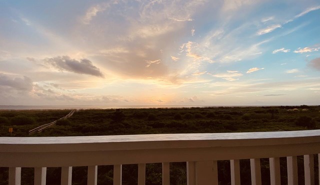 OCEANFRONT K Building! Incredible views. Steps from the Beach