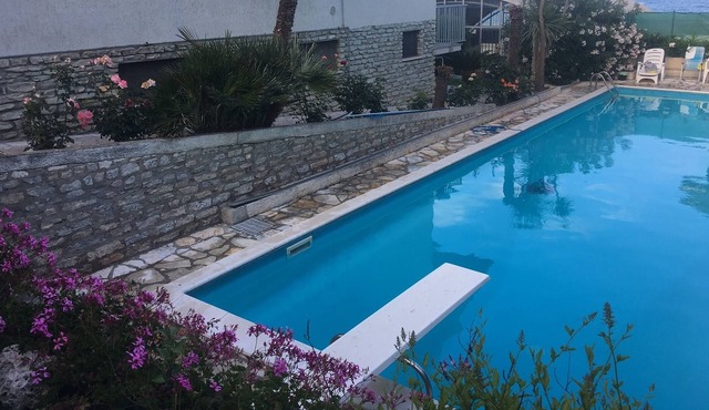 Open space of 65 sqm with swimming pool 50 meters from the sea