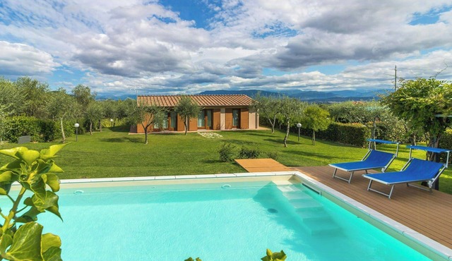 Orlando. Villa with private pool near Lucca