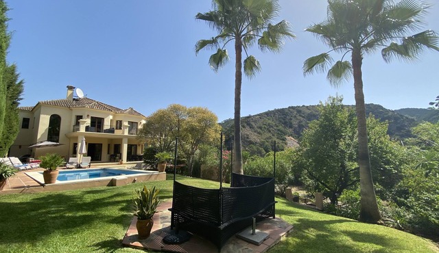 Outstanding Villa, Heated Pool, Stunning views in lovely village near Marbella