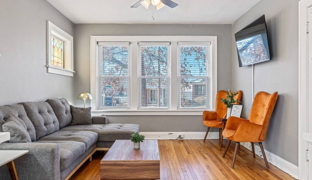 Oversized 2 Bedroom Apartment in South City!
