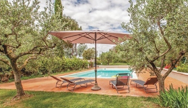 Panoramic villa immersed in the green with swimming pool