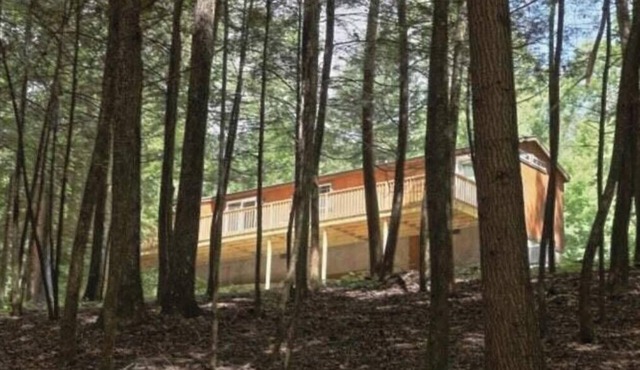 Peaceful 2BR Getaway: Woodland Deck Views, & Horse Stays Welcome