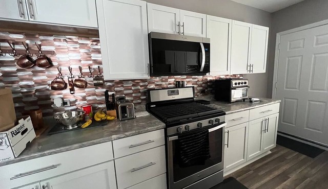 Peaceful 3-bedroom apartment with AC in vibrant Chicago
