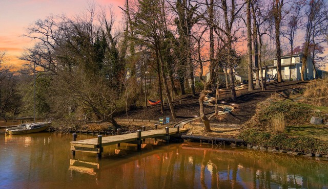 Peaceful home overlooking a quiet cove-perfect getaway!