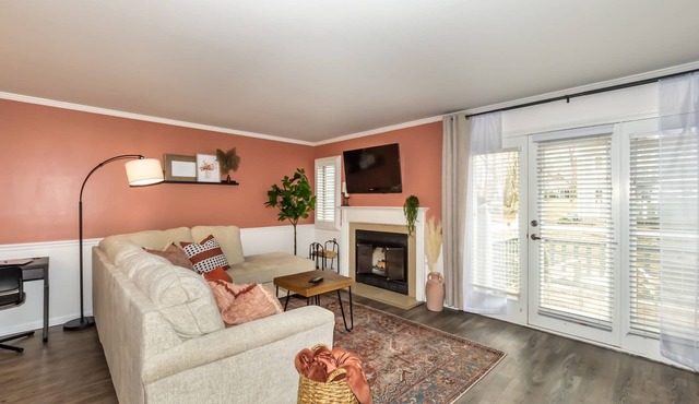 Peaceful Spa Villa Getaway - Hot Tub - 3 minutes to Mohegan Sun Casino