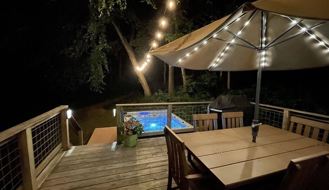 Pennsy Ridge Hideaway: Relax in our centrally-located wooded retreat w/hot tub