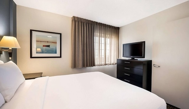 Pet-friendly Accommodation in Northern Chicago w/Full Kitchens - Self Parking