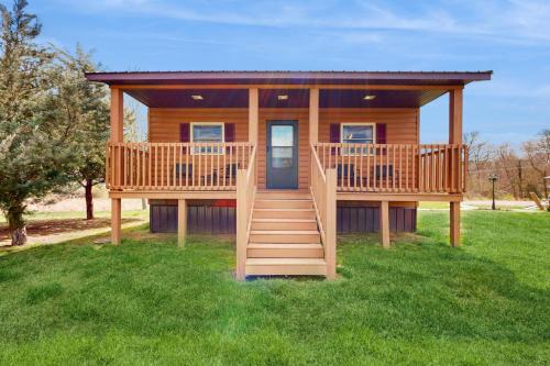 Pet Friendly! Countryside Couples Stay in Illinois