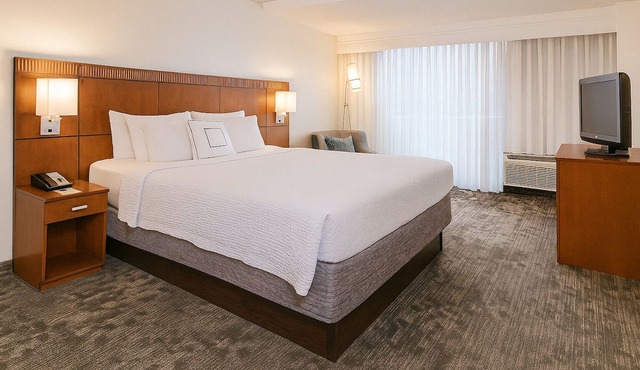 Pet Friendly Hotel Near Lincoln Memoria! Onsite Starbucks & Parking!