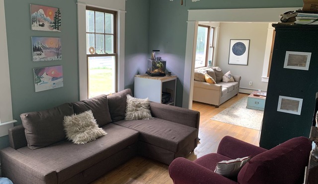 Pet Friendly Private Room with large fenced in yard.