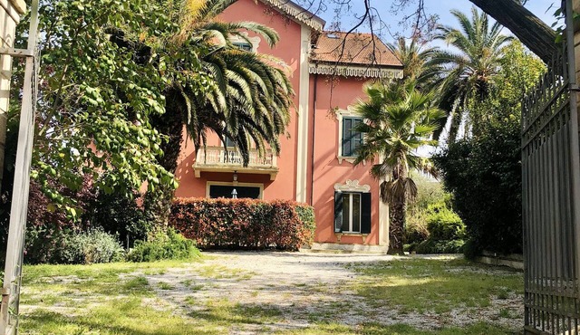 Portion of villa Liberty with garden 200mt from the sea and the center of Silvi