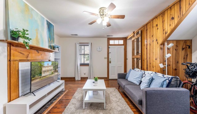 Prime Location Cottage – King Bed, Free Parking, Walk to Downtown & Dining!