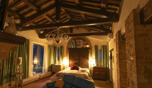 Private luxury villa with pool and hot tub in the Sibillini Mountains