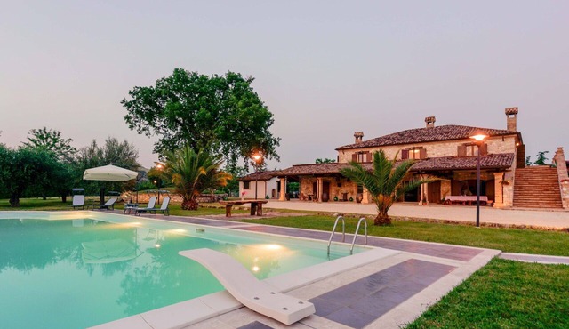 Private Villa with hot tub, WIFI, sauna, private pool, TV, patio, panoramic view, close to Teramo