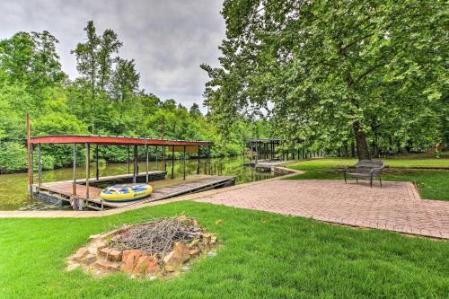 Private Deck & Dock: Home on Lake Hamilton!