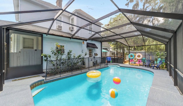Private historic district apt with pool-suite B