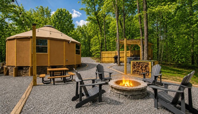 Private Hot Tub + King Bed | Eagle Retreat