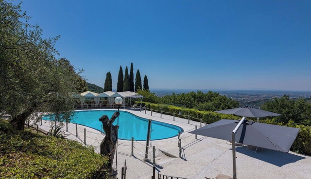 Private Villa with hot tub, A/C, private pool, WIFI, TV, patio, pets allowed, panoramic view