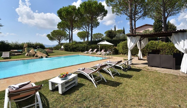 Private Villa with hot tub, A/C, sauna, WIFI, private pool, TV, patio, panoramic view, parking