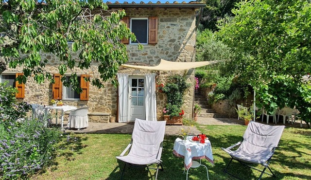 Private Villa with internet, hot tub, A/C, TV, pets allowed, panoramic view, close to Lucca