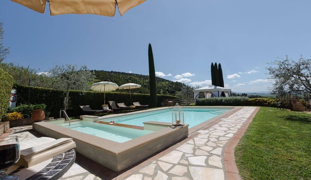 Private Villa with WIFI, A/C, private pool, TV, patio, panoramic view, close to San Gimignano