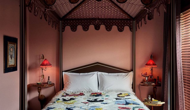 Queen Comfort at Ulysses Hotel: Charming Decor & Steps from Cultural Gems