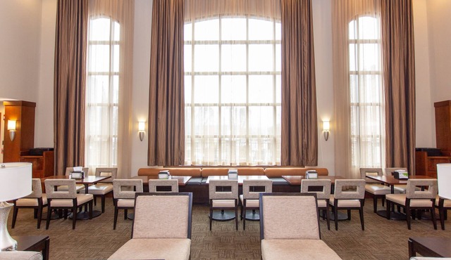 Queen Studio Suite | Free Breakfast, Pool & Gym