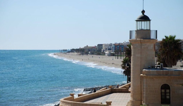 Quiet sunny apartment, 3 min walk to beach, communal pools, terrace, WIFI A/C TV