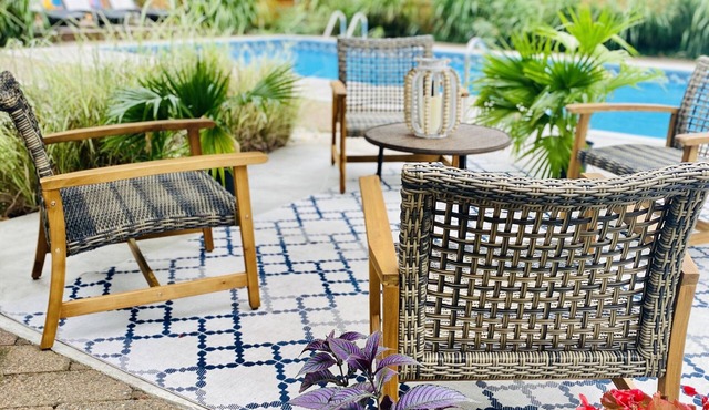 Rare find! Chic cottage, salt water heated pool May 15-Oct15.