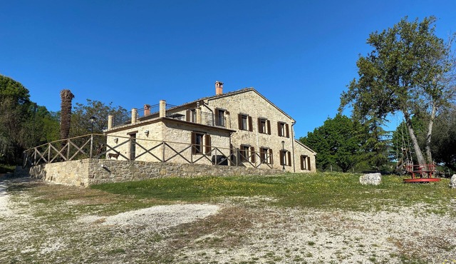 Relax in our Bed & Breakfast between horses and olive trees.