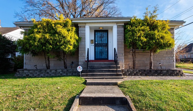 Relax, min from Louisville, Pet friendly, Entire house- fenced in backyard.