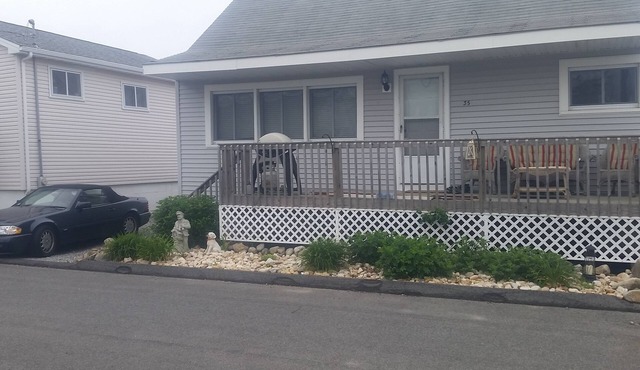 Relaxing summer rental, walking distance to the beach, short ride to the outlets