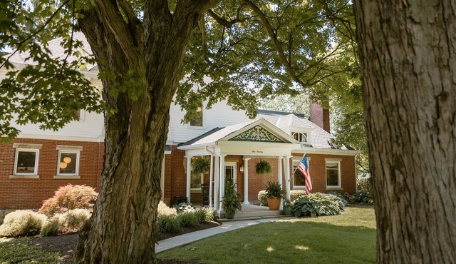 Renovated historic 7BR, 4.5-bath home in Shelby sleeping up to 14 guests. Walk to downtown shops, restaurants, bars, and brewery experiences while enjoying a cozy, spacious stay near Mansfield attractions.